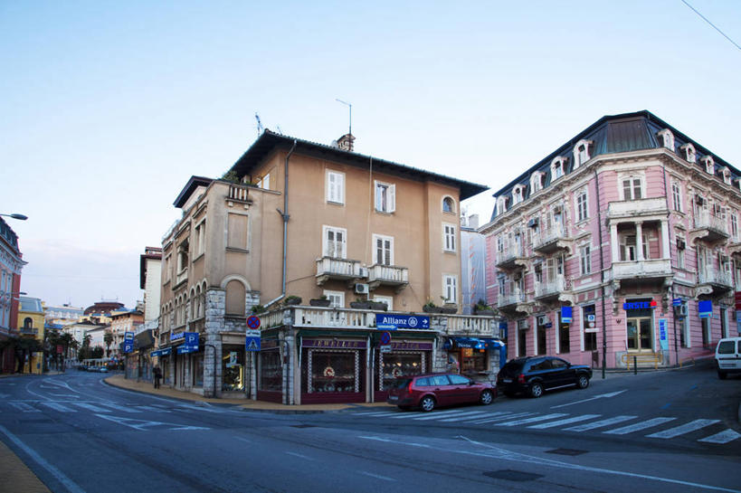 无人,家,横图,室外,白天,仰视,度假,美景,窗户,城市风光,城市,道路,路,路灯,人行横道,公路,汽车,照明,欧洲,克罗地亚,阴影,光线,影子,房屋,屋子,景观,公寓,人行道,灯光,分界线,停车线,交通,娱乐,洋房,楼房,玻璃窗,住宅,车,灯,蓝色,蓝天,天空,阳光,交通工具,轿车,天,享受,休闲,景色,放松,晴朗,车行道,车行道分界线,照亮,照明设备,载具,标线,人行横道线,车行线,万里无云,首府,克罗地亚共和国,里耶卡,晴空,晴空万里,斑马线,马路,彩图,低角度拍摄,房子,滨海和山区县