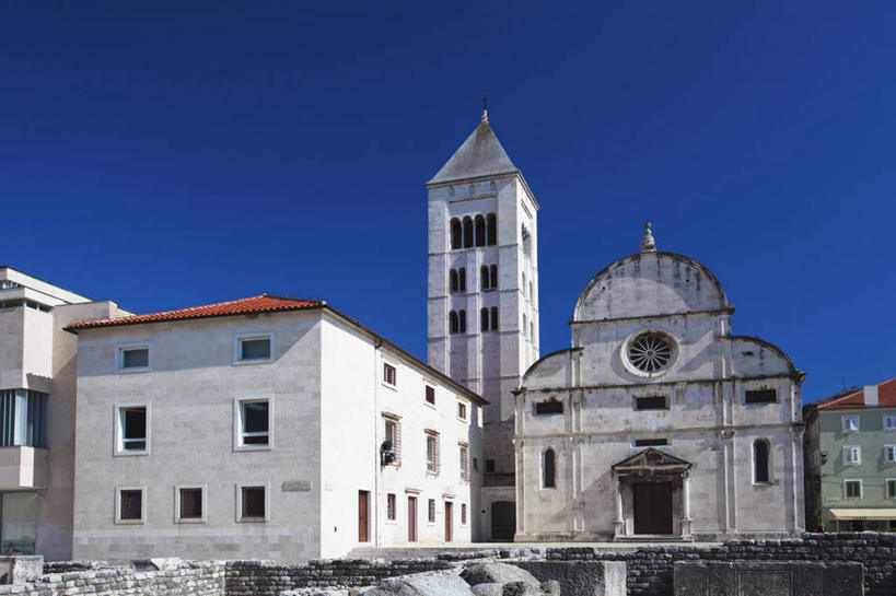 无人,教堂,横图,室外,白天,正面,旅游,度假,标志建筑,地标,建筑,欧洲,克罗地亚,阴影,节日,光线,影子,墙,文化,娱乐,建设,墙壁,墙面,蓝色,白色,蓝天,天空,阳光,天,祈祷,享受,休闲,健康,旅游胜地,放松,许愿,宗教,信仰,晴朗,纪念,祈求,基督教,天主教,信念,万里无云,克罗地亚共和国,圣玛丽教堂,平安,晴空,晴空万里,彩图,大教堂,礼拜堂