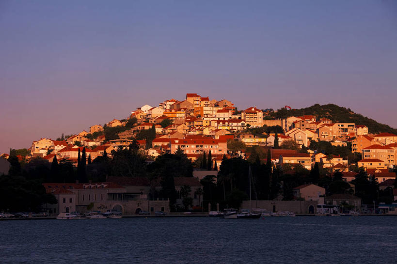 无人,家,横图,室外,白天,正面,旅游,度假,海浪,海洋,美景,日落,山,山脉,树林,植物,城市风光,城市,建筑,欧洲,克罗地亚,房屋,屋子,景观,浪花,山峰,晚霞,霞光,落日,公寓,建筑群,山峦,娱乐,建设,洋房,楼房,住宅,树,树木,绿色,天空,自然,海水,黄昏,群山,天,享受,休闲,景色,彩霞,放松,生长,成长,海景,首府,杜布罗夫尼克,克罗地亚共和国,拉古萨,夕照,薄暮,达尔马提亚,达尔马提亚群岛,大海,风浪,海,海水的波动,近岸浪,涌浪,夕阳,彩图,傍晚,房子,杜布罗夫尼克.内雷特瓦县,斜阳