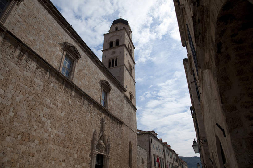 无人,横图,室外,白天,仰视,度假,美景,窗户,城市风光,城市,欧洲,克罗地亚,阴影,时间,光线,时钟,影子,墙,景观,云,云朵,计时,云彩,娱乐,玻璃窗,墙壁,墙面,蓝色,白云,蓝天,天空,阳光,钟表,天,享受,休闲,表,景色,放松,晴朗,首府,塔钟,杜布罗夫尼克,克罗地亚共和国,拉古萨,达尔马提亚,达尔马提亚群岛,钟,晴空,彩图,低角度拍摄,杜布罗夫尼克.内雷特瓦县