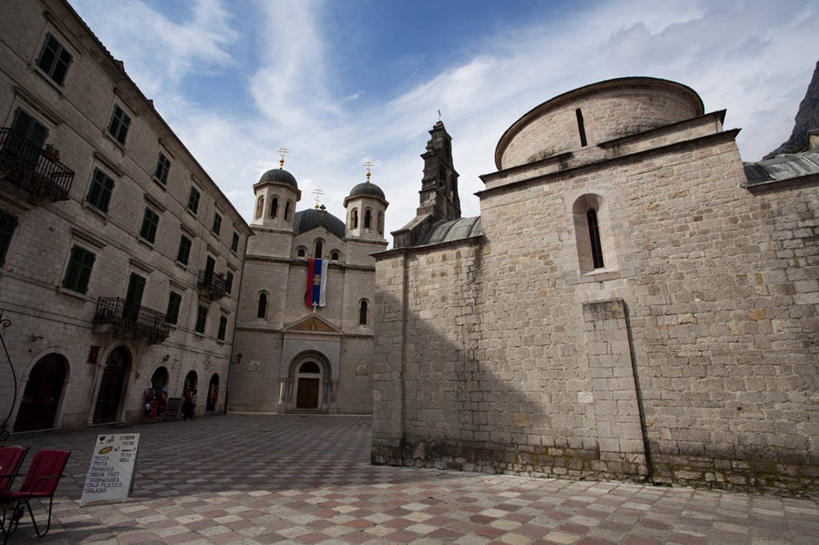 无人,教堂,横图,室外,白天,仰视,旅游,度假,窗户,标志建筑,道路,地标,建筑,路,公路,雕塑,欧洲,阴影,节日,艺术,装饰,光线,雕刻,雕像,影子,墙,云,云朵,交通,云彩,文化,娱乐,建设,玻璃窗,墙壁,墙面,蓝色,白云,蓝天,天空,阳光,工艺品,天,祈祷,享受,休闲,健康,旅游胜地,放松,许愿,宗教,信仰,晴朗,纪念,祈求,美术,基督教,天主教,主题,陈列,信念,功能,美学,黑山,黑山共和国,科托尔湾,东正教,希腊正教,正教,平安,晴空,马路,彩图,低角度拍摄,大教堂,礼拜堂