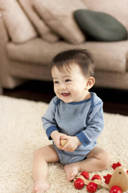 东方人,婴儿,儿童,一个人,客厅,坐,笑,微笑,竖图,室内,白天,正面,婴儿服装,游戏,纯洁,地毯,靠垫,沙发,玩具,亚洲,仅一个人,握,阴影,朦胧,模糊,装饰,编织,反射,影子,手工艺品,靠枕,织物,玩,注视,黄种人,娱乐,尿布,纸尿裤,尿不湿,小孩,工艺品,垫子,枕头,观察,看,休闲,可爱,益智,握着,活泼,观看,活动,华丽,修饰,点缀,察看,起居室,纸尿布,发泄,关注,消遣,智力,宝宝,布艺沙发,纯真,烂漫,无邪,纸尿片,宣泄,衬托,美观,雅致,雅观,客堂,伶俐,天真,亚洲人,孩子,玩耍,嬉戏,坐着,半身,彩图,婴儿服,波斯地毯