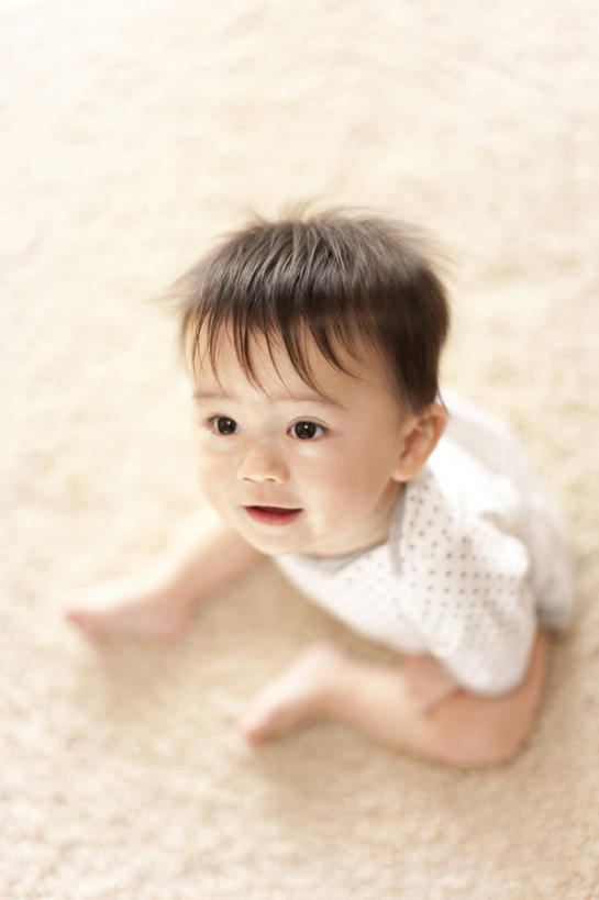 东方人,婴儿,儿童,一个人,坐,竖图,俯视,室内,白天,婴儿服装,纯洁,地毯,亚洲,仅一个人,阴影,服装,装饰,编织,反射,影子,手工艺品,织物,注视,休闲装,黄种人,光脚,小孩,衣服,白色,工艺品,观察,看,休闲,赤脚,休闲服,可爱,服饰,活泼,观看,华丽,修饰,点缀,察看,关注,宝宝,纯真,烂漫,无邪,衬托,美观,雅致,雅观,伶俐,天真,亚洲人,孩子,抬头,仰头,坐着,彩图,高角度拍摄,全身,婴儿服,波斯地毯