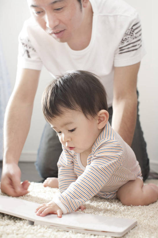 东方人,婴儿,儿童,中年人,两个人,家庭,父亲,跪,竖图,室内,白天,正面,纯洁,地毯,书籍,亚洲,一本,指,阴影,服装,裤子,装饰,编织,反射,影子,手工艺品,墙,织物,注视,指点,牛仔裤,休闲装,黄种人,墙壁,墙面,小孩,衣服,白色,书本,工艺品,低头,观察,看,趴着,休闲,温暖,温馨,一家人,休闲服,父爱,可爱,童年,童趣,搭,服饰,活泼,观看,华丽,修饰,点缀,和睦,察看,指向,搭着,关注,宝宝,童真,纯真,烂漫,无邪,衬托,美观,雅致,雅观,伶俐,天真,男人,男性,中年男性,亚洲人,孩子,书,图书,跪着,趴,半身,彩图,波斯地毯,融洽