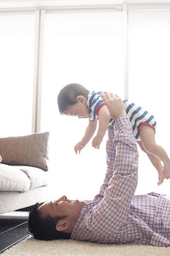 东方人,婴儿,儿童,中年人,两个人,家庭,父亲,客厅,躺,举,抱,竖图,室内,白天,侧面,婴儿服装,纯洁,窗户,地毯,靠垫,落地窗,沙发,亚洲,阴影,服装,装饰,编织,反射,影子,手工艺品,靠枕,织物,注视,休闲装,黄种人,玻璃窗,相视,小孩,衣服,工艺品,垫子,枕头,观察,看,托,休闲,温暖,温馨,一家人,面对面,休闲服,父爱,可爱,童年,童趣,服饰,活泼,抱着,观看,对视,华丽,修饰,点缀,和睦,察看,起居室,互视,搂着,关注,宝宝,相对,布艺沙发,童真,纯真,烂漫,无邪,相看,衬托,美观,雅致,雅观,客堂,卧着,伶俐,天真,男人,男性,中年男性,亚洲人,孩子,举起,举手,举着,搂,搂抱,躺着,卧,向上举,向上伸,向上托,半身,彩图,婴儿服,波斯地毯,融洽