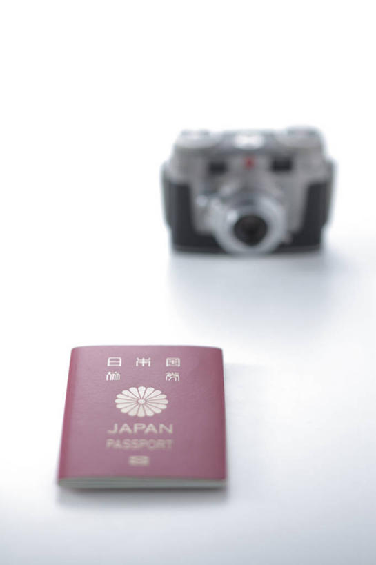 无人,竖图,俯视,室内,特写,白天,白色背景,桌面,桌子,静物,相机,一本,阴影,反射,日文,英文,标志,文字,影子,字符,字母,标识,拍照,红色,本子,数码相机,摄影,影棚,英文字母,护照,证明,通行,身份,一部,日语,照相机,彩图,高角度拍摄,影棚拍摄,拍摄,照相