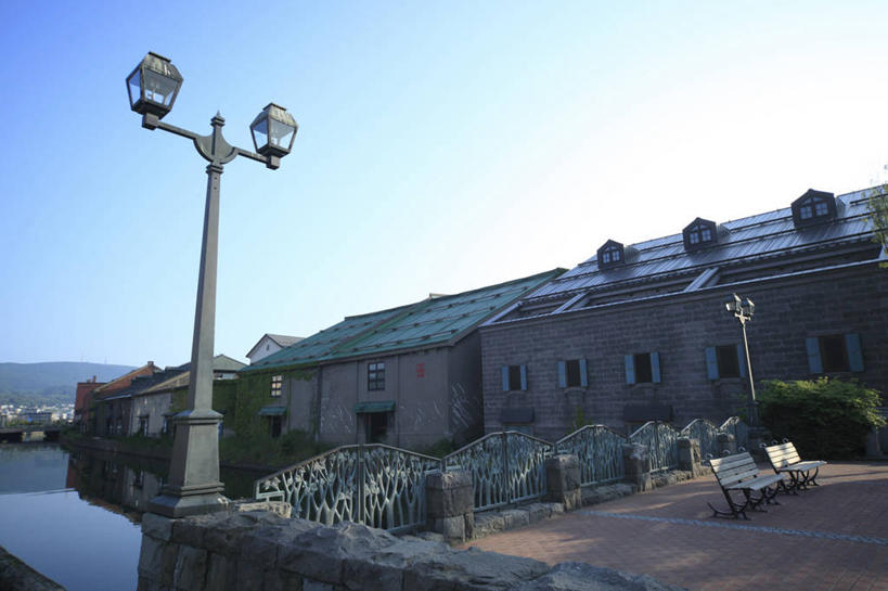 无人,家,栏杆,横图,室外,白天,仰视,度假,河流,美景,山,山脉,水,植物,城市风光,城市,路灯,照明,北海道,日本,亚洲,阴影,光线,扶手,影子,房屋,屋子,河水,景观,山峰,水流,公寓,灯光,山峦,娱乐,洋房,护栏,楼房,住宅,灯,树,树木,蓝色,绿色,蓝天,天空,阳光,自然,群山,天,享受,休闲,景色,放松,生长,晴朗,成长,照亮,照明设备,东亚,万里无云,日本国,北海道地方,北海道岛,小樽市,小樽运河,小樽,晴空,晴空万里,彩图,低角度拍摄,房子