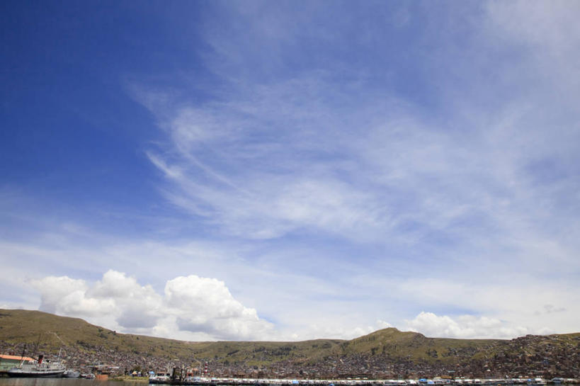 无人,横图,室外,白天,正面,旅游,度假,湖,湖泊,美景,山,山脉,水,秘鲁,阴影,光线,影子,湖面,景观,山峰,水流,水面,山峦,娱乐,蓝色,蓝天,天空,阳光,自然,湖水,群山,天,享受,休闲,景色,南美,放松,晴朗,南美洲,拉丁美洲,自然风光,美洲,万里无云,秘鲁共和国,的的喀喀湖,亚美利加洲,南亚美利加洲,玉米之仓,安第斯山脉,科迪勒拉山系,褶皱山系,晴空,晴空万里,彩图