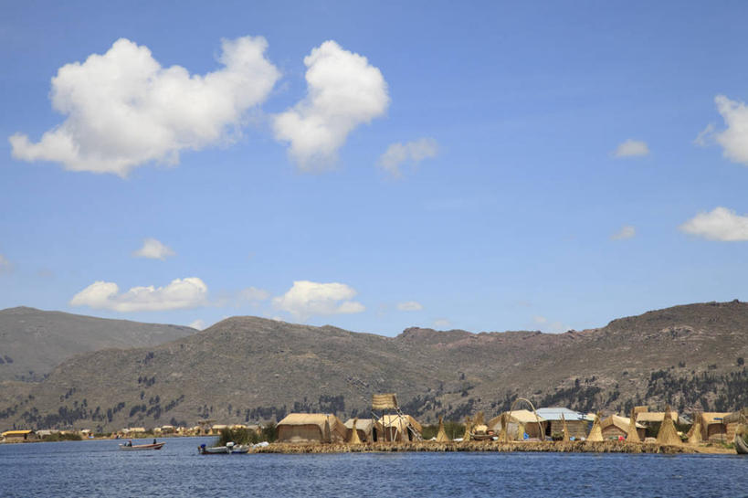 无人,家,横图,室外,白天,正面,旅游,度假,湖,湖泊,美景,山,山脉,水,秘鲁,阴影,光线,影子,房屋,屋子,湖面,景观,山峰,水流,水面,云,云朵,公寓,山峦,云彩,娱乐,洋房,楼房,住宅,蓝色,白云,蓝天,天空,阳光,自然,湖水,群山,天,享受,休闲,景色,南美,放松,晴朗,南美洲,拉丁美洲,自然风光,美洲,秘鲁共和国,的的喀喀湖,亚美利加洲,南亚美利加洲,玉米之仓,安第斯山脉,科迪勒拉山系,褶皱山系,晴空,彩图,房子