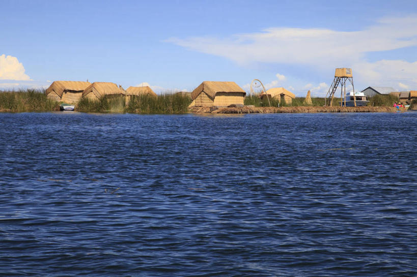 无人,家,横图,室外,白天,正面,旅游,度假,湖,湖泊,美景,水,秘鲁,阴影,光线,影子,房屋,屋子,湖面,景观,水流,水面,云,云朵,云彩,娱乐,楼房,住宅,蓝色,白云,蓝天,天空,阳光,自然,湖水,天,享受,休闲,景色,南美,放松,晴朗,南美洲,拉丁美洲,自然风光,美洲,秘鲁共和国,的的喀喀湖,亚美利加洲,南亚美利加洲,玉米之仓,安第斯山脉,科迪勒拉山系,褶皱山系,晴空,彩图,房子