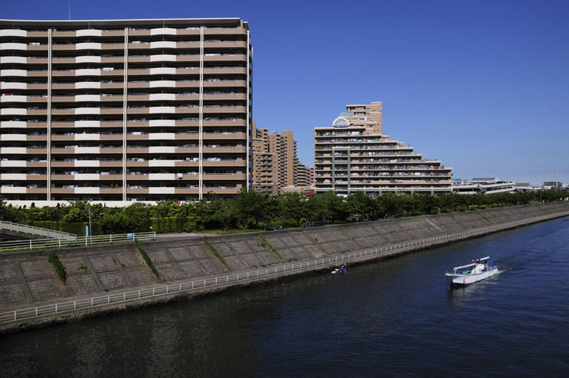 无人,家,栏杆,横图,室外,白天,正面,度假,河流,美景,树林,水,植物,城市风光,城市,船,日本,亚洲,一艘,阴影,光线,扶手,影子,房屋,屋子,河水,景观,水流,公寓,游艇,千叶县,娱乐,洋房,护栏,楼房,住宅,树,树木,蓝色,绿色,蓝天,天空,阳光,自然,交通工具,天,享受,休闲,景色,放松,生长,晴朗,成长,载具,东亚,本州,万里无云,关东地方,本州岛,日本国,千叶,浦安市,浦安,晴空,晴空万里,彩图,房子