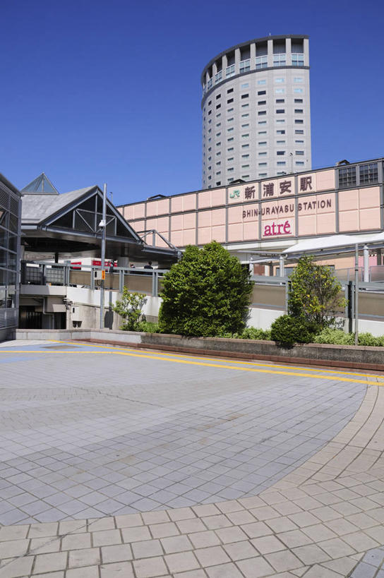 无人,竖图,室外,白天,仰视,度假,美景,植物,城市风光,城市,车站,日本,亚洲,阴影,光线,影子,景观,地铁站,站台,千叶县,娱乐,月台,树,树木,蓝色,绿色,蓝天,天空,阳光,自然,天,享受,休闲,景色,放松,生长,晴朗,成长,东亚,本州,万里无云,关东地方,本州岛,日本国,千叶,浦安市,浦安,晴空,晴空万里,彩图,低角度拍摄,新浦安站