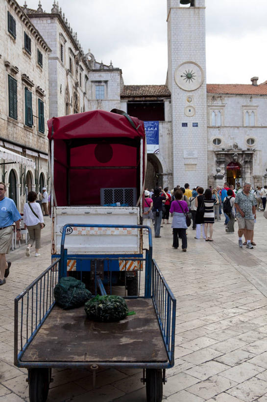 西方人,家,站,竖图,室外,白天,正面,度假,美景,城市风光,城市,卡车,汽车,欧洲,克罗地亚,欧洲人,行人,游客,游人,服装,鱼,房屋,屋子,景观,云,云朵,公寓,许多人,云彩,注视,休闲装,娱乐,鱼类,洋房,楼房,路人,旅客,住宅,车,衣服,蓝色,白云,蓝天,天空,交通工具,天,观察,看,站着,一群人,享受,休闲,休闲服,景色,放松,服饰,晴朗,观看,察看,关注,载具,首府,杜布罗夫尼克,克罗地亚共和国,拉古萨,达尔马提亚,过客,达尔马提亚群岛,男人,男性,年轻男性,年轻女性,女人,女性,白种人,晴空,站立,彩图,全身,房子,杜布罗夫尼克.内雷特瓦县
