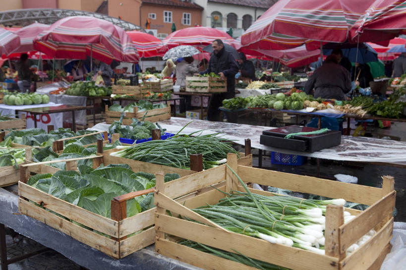 西方人,店员,家,菜场,站,横图,室外,白天,正面,购物,度假,消费,美景,桌面,桌子,城市风光,城市,黄瓜,蔬菜,洋葱,欧洲,克罗地亚,欧洲人,一堆,许多,堆叠,堆积,新鲜,木制,木盒,伞,雨伞,遮阳伞,房屋,屋子,景观,公寓,食品,集市,市场,首都,许多人,注视,娱乐,阳伞,洋房,楼房,住宅,食物,木制品,容器,观察,看,站着,一群人,营业员,享受,休闲,景色,放松,金融,有机食品,绿色食品,观看,储藏,堆,保暖,察看,太阳伞,防寒,御寒,储存,关注,玉葱,雨衣,选购,贸易,透气,防水,销售人员,克罗地亚共和国,冲锋服,冲锋衣,防潮,户外用品,萨格勒布,菜市,荷兰葱,男人,男性,女人,女性,中年男性,中年女性,白种人,售货员,圆葱,洋葱头,球葱,青瓜,胡瓜,葱头,站立,半身,彩图,房子,菜市场,贮存