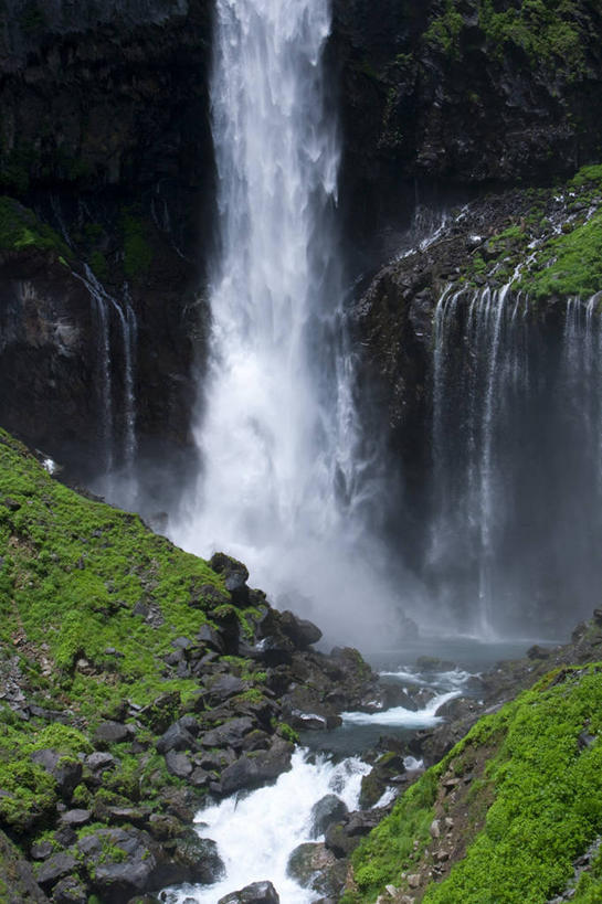 无人,公园,竖图,室外,白天,正面,旅游,度假,石头,美景,瀑布,树林,水,峡谷,植物,日光,日本,亚洲,飞溅,溅,石子,液体,景观,水滴,山谷,娱乐,水珠,树,树木,绿色,自然,享受,休闲,景色,放松,生长,成长,岩层,喷洒,自然风光,东亚,本州,关东地方,本州岛,日本国,栃木,栃木县,群马,群马县,福岛,福岛县,日光市,日光国立公园,华严瀑布,跌水,石块,岩石,彩图