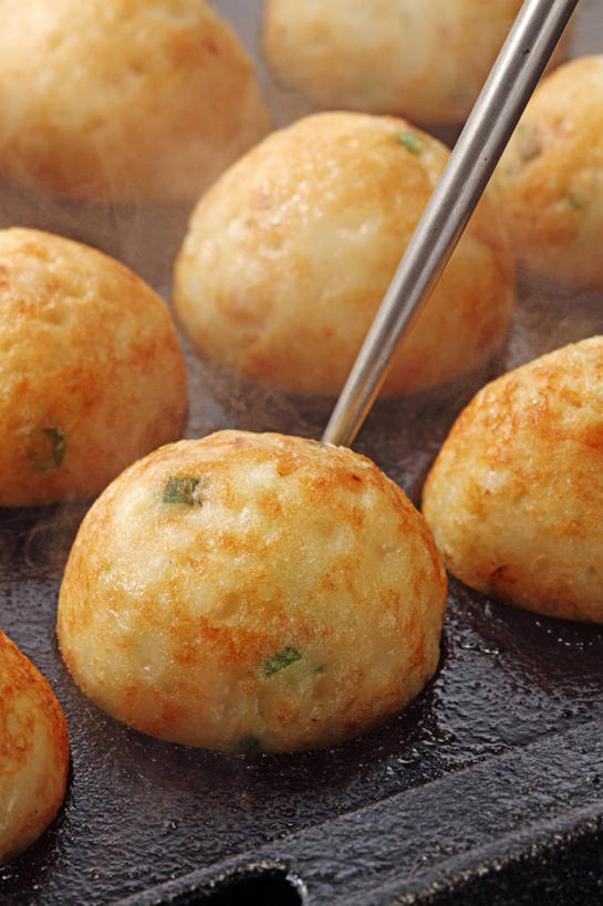 无人,竖图,俯视,室内,特写,白天,烹饪,金属制品,一排,阴影,整齐,并列,并排,反射,金属,烤盘,影子,日本料理,料理,食品,针,菜肴,美食,食物,排列,日式料理,日式,佳肴,队列,平行,章鱼烧,章鱼小丸子,章鱼丸,章鱼丸子,彩图,高角度拍摄