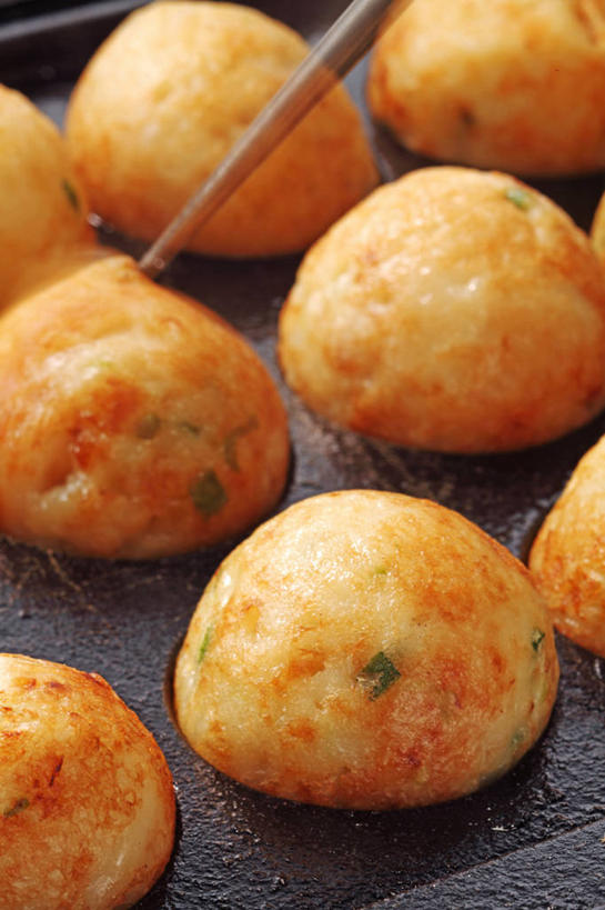 无人,竖图,俯视,室内,特写,白天,烹饪,金属制品,一排,阴影,整齐,并列,并排,反射,金属,烤盘,影子,日本料理,料理,食品,针,菜肴,美食,食物,排列,日式料理,日式,佳肴,队列,平行,章鱼烧,章鱼小丸子,章鱼丸,章鱼丸子,彩图,高角度拍摄