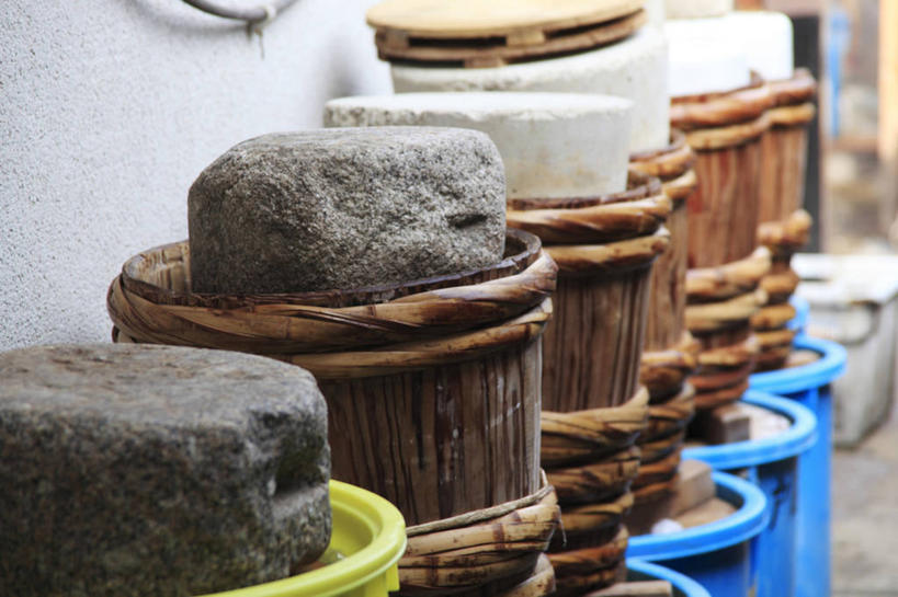 无人,横图,俯视,室内,特写,白天,石头,静物,一排,许多,阴影,朦胧,模糊,整齐,反射,木桶,石子,桶,影子,排列,容器,储藏,储存,队列,石块,彩图,高角度拍摄,贮存