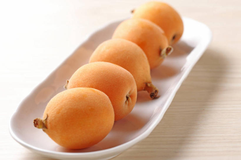 无人,横图,俯视,室内,特写,白天,桌面,桌子,枇杷,餐具,水果,五个,许多,阴影,新鲜,反射,木制,碟子,盘,影子,生食,食品,果实,食物,黄色,盘子,木制品,碟,摄影,有机食品,绿色食品,影棚,芦枝,芦橘,金丸,彩图,高角度拍摄,影棚拍摄,拍摄