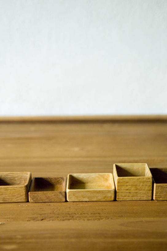 无人,竖图,俯视,室内,特写,白天,地板,静物,一排,许多,整齐,木制,木箱,墙,地面,很多,木地板,墙壁,墙面,排列,木制品,容器,箱子,储藏,储存,队列,彩图,高角度拍摄,贮存