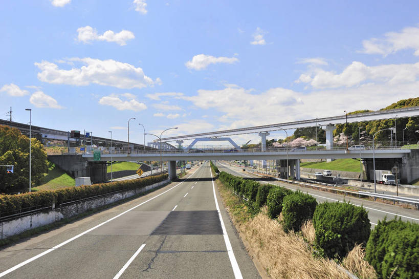 无人,横图,室外,白天,正面,度假,美景,植物,城市风光,城市,道路,路,路灯,公路,火车,照明,日本,亚洲,一排,许多,阴影,环保,整齐,光线,影子,景观,云,云朵,高架,灯光,分界线,防护,停车线,交通,很多,云彩,娱乐,车,灯,树,树木,排列,蓝色,绿色,白云,蓝天,天空,阳光,自然,交通工具,天,享受,休闲,景色,放松,大阪,生长,晴朗,成长,车行道,车行道分界线,照亮,照明设备,队列,美好,美妙,载具,标线,间隔,高架桥,东亚,车行线,高架道路,跨线桥,本州,大阪府,本州岛,日本国,近畿地方,近畿,中国地方,美观,雅观,山口,山口县,下关,绿篱,生篱,树篱,植篱,晴空,彩图,吹田市,中国自动车道,下关市