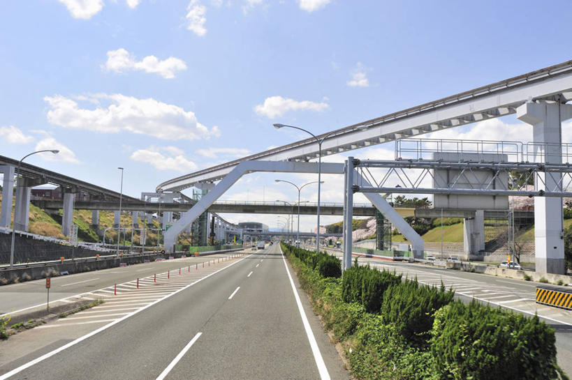 无人,栏杆,横图,室外,白天,正面,度假,美景,植物,城市风光,城市,道路,路,路灯,公路,照明,日本,亚洲,阴影,环保,光线,影子,景观,云,云朵,高架,围栏,灯光,分界线,防护,停车线,交通,云彩,娱乐,护栏,灯,树,树木,蓝色,绿色,白云,蓝天,天空,阳光,自然,天,享受,休闲,景色,放松,大阪,生长,晴朗,成长,车行道,车行道分界线,照亮,照明设备,美好,美妙,标线,间隔,高架桥,东亚,车行线,高架道路,跨线桥,本州,大阪府,本州岛,日本国,近畿地方,近畿,中国地方,美观,雅观,山口,山口县,下关,绿篱,生篱,树篱,植篱,晴空,马路,彩图,吹田市,中国自动车道,下关市