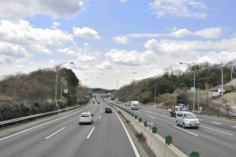 无人,栏杆,横图,室外,白天,正面,度假,美景,植物,城市风光,城市,道路,路,路灯,公路,汽车,照明,日本,亚洲,一排,许多,阴影,整齐,光线,影子,景观,云,云朵,围栏,灯光,分界线,停车线,交通,很多,云彩,娱乐,护栏,车,灯,树,树木,排列,蓝色,绿色,白云,蓝天,天空,阳光,自然,交通工具,轿车,天,享受,休闲,景色,放松,大阪,生长,晴朗,成长,车行道,车行道分界线,照亮,照明设备,队列,载具,标线,东亚,车行线,本州,大阪府,本州岛,日本国,近畿地方,近畿,中国地方,山口,山口县,下关,晴空,马路,彩图,吹田市,中国自动车道,下关市