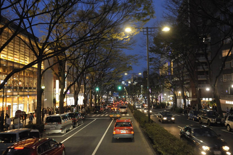 东方人,高楼大厦,站,走,横图,室外,夜晚,正面,度假,美景,城市风光,城市,大厦,道路,建筑,路,路灯,摩天大楼,夜景,公路,汽车,照明,东京,日本,亚洲,许多,行人,服装,装饰,景观,灯光,分界线,停车线,交通,很多,许多人,注视,休闲装,旋转,黄种人,娱乐,路人,车,灯,衣服,蓝色,蓝天,天空,灯具,交通工具,轿车,天,观察,看,站着,一群人,享受,休闲,休闲服,景色,放松,服饰,观看,车行道,车行道分界线,华丽,修饰,照亮,点缀,察看,照明设备,关注,载具,标线,东亚,车行线,本州,关东地方,本州岛,日本国,东京都,衬托,美观,雅致,雅观,涩谷区,过客,原宿,效果灯,表参道,男人,男性,年轻男性,年轻女性,女人,女性,亚洲人,马路,步行,散步,站立,走路,半身,彩图,大楼,高层建筑,高楼,摩天楼