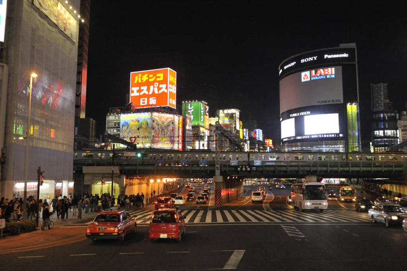 东方人,高楼大厦,站,走,横图,室外,夜晚,正面,度假,石头,美景,城市风光,城市,大厦,道路,建筑,路,摩天大楼,人行横道,夜景,指示牌,公路,汽车,照明,东京,日本,亚洲,行人,服装,装饰,标志,石子,文字,景观,人行道,天桥,桥,灯光,分界线,停车线,交通,新宿,许多人,注视,休闲装,旋转,黄种人,娱乐,标识,路人,车,灯,衣服,灯具,交通工具,轿车,观察,看,站着,一群人,享受,休闲,休闲服,景色,放松,服饰,车尾灯,观看,人行桥,车行道,车行道分界线,华丽,修饰,照亮,点缀,察看,照明设备,关注,载具,标线,人行横道线,东亚,车行线,本州,关东地方,本州岛,日本国,东京都,新宿区,衬托,美观,雅致,雅观,县厅,东京市,歌舞伎町,过客,效果灯,男人,男性,年轻男性,年轻女性,女人,女性,亚洲人,石块,斑马线,马路,步行,散步,站立,走路,半身,彩图,大楼,高层建筑,高楼,摩天楼