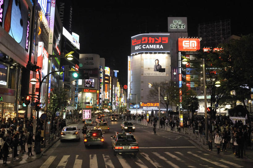 东方人,高楼大厦,站,走,横图,室外,夜晚,正面,度假,美景,植物,城市风光,城市,大厦,道路,建筑,路,路灯,摩天大楼,人行横道,夜景,指示牌,公路,汽车,照明,东京,日本,亚洲,行人,游客,游人,服装,装饰,标志,文字,景观,人行道,灯光,分界线,停车线,交通,新宿,许多人,注视,休闲装,旋转,黄种人,娱乐,标识,路人,旅客,车,灯,树,树木,衣服,绿色,自然,灯具,交通工具,轿车,观察,看,站着,一群人,享受,休闲,休闲服,景色,放松,服饰,生长,成长,观看,车行道,车行道分界线,华丽,修饰,照亮,点缀,察看,照明设备,关注,载具,标线,人行横道线,东亚,车行线,本州,关东地方,本州岛,日本国,东京都,新宿区,衬托,美观,雅致,雅观,县厅,东京市,过客,效果灯,男人,男性,年轻男性,年轻女性,女人,女性,亚洲人,斑马线,马路,步行,散步,站立,走路,半身,彩图,大楼,高层建筑,高楼,摩天楼