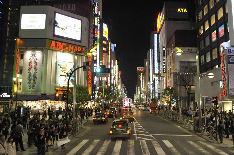东方人,高楼大厦,站,走,横图,室外,夜晚,正面,度假,显示器,美景,城市风光,城市,大厦,道路,建筑,路,路灯,摩天大楼,人行横道,夜景,指示牌,公路,汽车,照明,东京,日本,亚洲,行人,游客,游人,服装,装饰,标志,屏幕,文字,景观,人行道,灯光,分界线,停车线,交通,新宿,许多人,注视,休闲装,旋转,黄种人,娱乐,标识,显示屏,路人,旅客,车,灯,衣服,灯具,交通工具,轿车,观察,看,站着,一群人,享受,休闲,休闲服,景色,放松,服饰,观看,车行道,车行道分界线,华丽,修饰,照亮,点缀,察看,照明设备,关注,载具,标线,人行横道线,输出设备,东亚,车行线,本州,关东地方,本州岛,日本国,东京都,新宿区,衬托,美观,雅致,雅观,县厅,东京市,过客,效果灯,男人,男性,年轻男性,年轻女性,女人,女性,亚洲人,斑马线,马路,步行,散步,站立,走路,半身,彩图,大楼,高层建筑,高楼,摩天楼