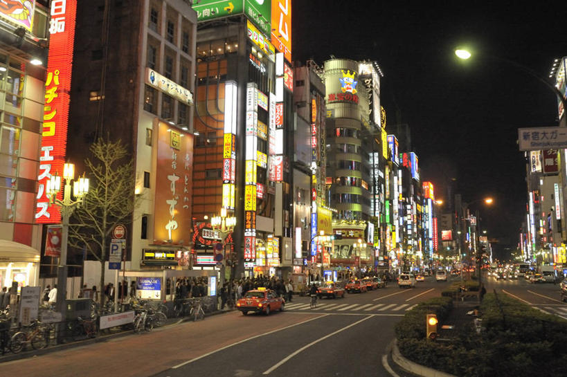 东方人,高楼大厦,站,走,横图,室外,夜晚,正面,度假,美景,植物,城市风光,城市,大厦,道路,建筑,路,路灯,摩天大楼,夜景,指示牌,公路,汽车,照明,东京,日本,亚洲,行人,游客,游人,服装,环保,装饰,标志,文字,景观,灯光,分界线,防护,停车线,交通,新宿,许多人,注视,休闲装,旋转,黄种人,娱乐,标识,路人,旅客,车,灯,树,树木,衣服,绿色,自然,灯具,交通工具,轿车,观察,看,站着,一群人,享受,休闲,休闲服,景色,放松,服饰,生长,成长,观看,车行道,车行道分界线,华丽,修饰,照亮,点缀,察看,照明设备,关注,美好,美妙,载具,标线,间隔,东亚,车行线,本州,关东地方,本州岛,日本国,东京都,新宿区,衬托,美观,雅致,雅观,县厅,东京市,歌舞伎町,过客,绿篱,生篱,树篱,植篱,效果灯,男人,男性,年轻男性,年轻女性,女人,女性,亚洲人,马路,步行,散步,站立,走路,半身,彩图,大楼,高层建筑,高楼,摩天楼