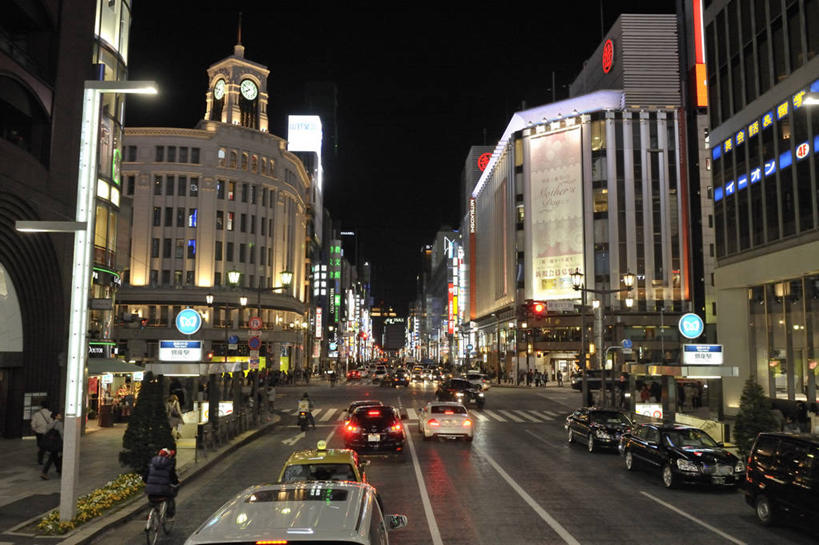 东方人,高楼大厦,站,走,横图,室外,夜晚,正面,度假,美景,城市风光,城市,大厦,道路,建筑,路,摩天大楼,夜景,指示牌,公路,汽车,照明,东京,日本,亚洲,行人,游客,游人,服装,装饰,标志,文字,景观,灯光,分界线,停车线,交通,许多人,注视,休闲装,旋转,黄种人,娱乐,标识,路人,旅客,车,灯,衣服,灯具,交通工具,轿车,观察,看,站着,一群人,享受,休闲,休闲服,景色,放松,服饰,观看,车灯,车行道,车行道分界线,华丽,修饰,照亮,点缀,察看,照明设备,关注,载具,标线,东亚,车行线,本州,关东地方,本州岛,日本国,东京都,衬托,美观,雅致,雅观,过客,效果灯,男人,男性,年轻男性,年轻女性,女人,女性,亚洲人,马路,步行,散步,站立,走路,半身,彩图,大楼,高层建筑,高楼,摩天楼