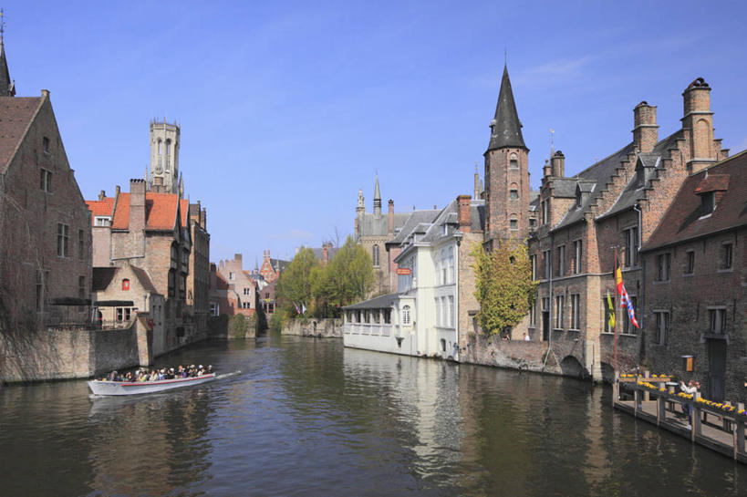 西方人,背部,家,坐,横图,室外,白天,正面,度假,河流,美景,水,植物,城市风光,城市,船,比利时,欧洲,欧洲人,行人,游客,游人,阴影,服装,光线,影子,房屋,屋子,河水,景观,水流,木船,许多人,注视,休闲装,娱乐,楼房,路人,旅客,住宅,树,树木,衣服,蓝色,绿色,蓝天,天空,阳光,自然,交通工具,天,观察,看,一群人,享受,休闲,休闲服,景色,放松,服饰,生长,晴朗,成长,观看,察看,舟,西欧,关注,载具,万里无云,省会,比利时王国,布鲁日,西佛兰德省,过客,弗拉芒大区,男人,男性,年轻男性,年轻女性,女人,女性,白种人,晴空,晴空万里,坐着,彩图,全身,房子