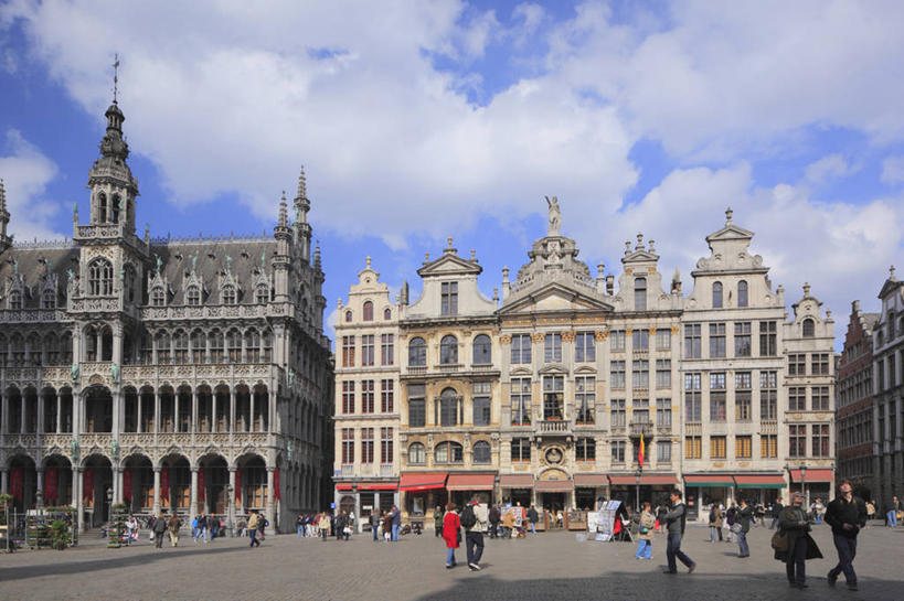 西方人,背部,高楼大厦,站,走,横图,室外,白天,正面,度假,美景,城市风光,城市,大厦,道路,建筑,路,摩天大楼,公路,比利时,欧洲,欧洲人,行人,游客,游人,阴影,服装,光线,影子,景观,云,云朵,交通,首都,许多人,云彩,注视,休闲装,娱乐,路人,旅客,衣服,蓝色,白云,蓝天,天空,阳光,天,观察,看,站着,一群人,享受,休闲,休闲服,景色,放松,服饰,晴朗,观看,察看,西欧,关注,布鲁塞尔,布鲁塞尔大广场,比利时王国,过客,布鲁塞尔广场,男人,男性,年轻男性,年轻女性,女人,女性,白种人,晴空,马路,步行,散步,站立,走路,半身,彩图,大楼,高层建筑,高楼,摩天楼