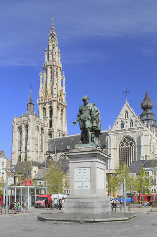 西方人,站,坐,走,竖图,室外,白天,仰视,旅游,度假,植物,标志建筑,道路,地标,建筑,路,公路,雕塑,比利时,欧洲,欧洲人,行人,游客,游人,阴影,服装,艺术,装饰,光线,雕刻,雕像,十字架,影子,云,云朵,交通,许多人,云彩,注视,休闲装,娱乐,建设,石雕,路人,旅客,树,树木,衣服,蓝色,绿色,白云,蓝天,天空,阳光,自然,工艺品,天,观察,看,站着,一群人,享受,休闲,休闲服,旅游胜地,放松,服饰,生长,晴朗,成长,观看,纪念,美术,察看,西欧,关注,主题,陈列,功能,美学,比利时王国,过客,弗拉芒.布拉班特省,弗拉芒大区,男人,男性,年轻男性,年轻女性,女人,女性,白种人,晴空,马路,步行,散步,站立,走路,坐着,半身,彩图,低角度拍摄,安特卫普省,圣母主教座堂