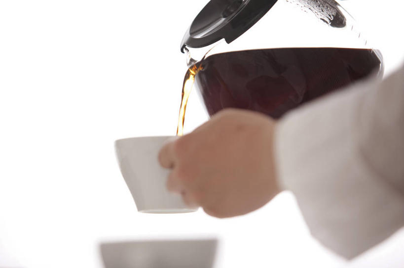 咖啡,东方人,手,一个人,横图,室内,特写,白天,正面,植物,豆,杯子,亚洲,仅一个年轻女性,仅一个女性,仅一个人,倒,握,阴影,朦胧,模糊,反射,瓷器,壶,影子,墙,豆类,豆子,咖啡杯,陶瓷制品,黄种人,墙壁,墙面,水壶,两个,一个,白色,茶壶,咖啡豆,手部,握着,单个,单手,瓷杯,豆科,一壶,咖啡因,年轻女性,女人,女性,亚洲人,半身,彩图