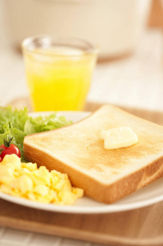 点心,面包,果汁,无人,竖图,俯视,室内,特写,白天,餐桌,桌子,蔬菜,西红柿,杯子,餐具,一堆,许多,阴影,堆叠,堆积,朦胧,模糊,新鲜,反射,碟子,盘,影子,生菜,莴苣,黄油,橙汁,食品,面点,饮品,一杯,吐司,玻璃制品,食物,糕点,饮料,一个,盘子,水杯,碟,有机食品,绿色食品,餐台,法式面包,堆,乳制品,甜橙,可口,白脱油,吐司面包,春菜,鹅仔菜,莴仔菜,千金菜,叶用莴苣,乳脂,适口,玻璃杯,橙子,橙,洋柿子,柑仔蜜,番茄,臭柿,彩图,高角度拍摄,多士,听型面包,鹄壳,黄橙,黄果,金橙,金环,金球,糖橙,六月柿,喜报三元