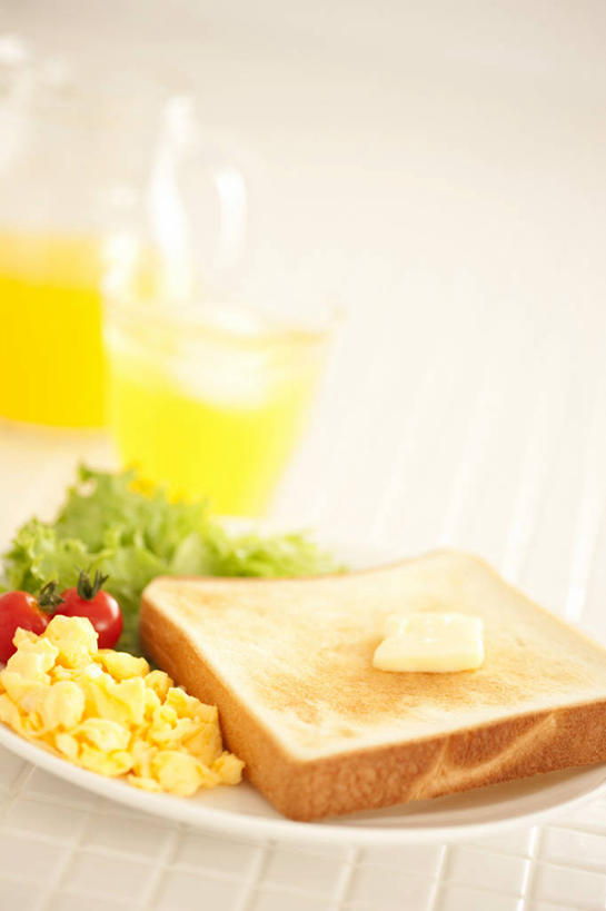 点心,面包,果汁,无人,竖图,俯视,室内,特写,白天,蔬菜,西红柿,杯子,餐具,一堆,许多,阴影,堆叠,堆积,朦胧,模糊,新鲜,反射,碟子,盘,影子,墙,生菜,莴苣,黄油,橙汁,食品,面点,饮品,两杯,吐司,墙壁,墙面,玻璃制品,食物,糕点,饮料,两个,一个,白色,盘子,水杯,碟,有机食品,绿色食品,单个,法式面包,堆,乳制品,甜橙,可口,白脱油,吐司面包,春菜,鹅仔菜,莴仔菜,千金菜,叶用莴苣,乳脂,适口,玻璃杯,橙子,橙,洋柿子,柑仔蜜,番茄,臭柿,彩图,高角度拍摄,多士,听型面包,鹄壳,黄橙,黄果,金橙,金环,金球,糖橙,六月柿,喜报三元