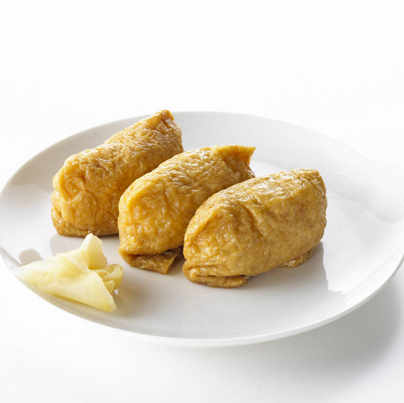 米饭,寿司,无人,横图,俯视,室内,特写,白天,白色背景,烹饪,一排,阴影,整齐,反射,影子,日本料理,料理,食品,饭,菜肴,美食,食物,排列,三个,日式料理,日式,摄影,佳肴,影棚,五谷,队列,醋饭,四喜饭,彩图,高角度拍摄,影棚拍摄,拍摄,稻荷寿司