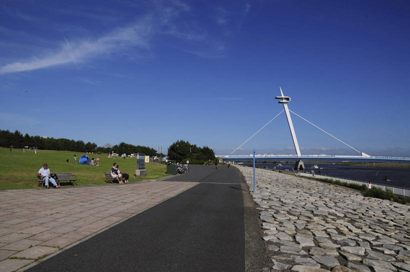 东方人,公园,站,坐,横图,室外,白天,正面,旅游,度假,草地,草坪,河流,石头,水,植物,道路,路,东京,日本,亚洲,行人,阴影,服装,光线,石子,影子,帐篷,河水,水流,云,云朵,小路,桥,交通,许多人,云彩,注视,休闲装,黄种人,娱乐,路人,草,树,树木,衣服,蓝色,绿色,白云,蓝天,天空,阳光,自然,天,观察,看,站着,一群人,享受,休闲,休闲服,放松,服饰,吊桥,生长,晴朗,成长,观看,人行桥,悬索桥,察看,关注,露营,野营,吊杆,东亚,本州,宿营,关东地方,本州岛,日本国,东京都,荒川区,江户川区,锚锭,悬索,过客,男人,男性,年轻男性,年轻女性,女人,女性,亚洲人,石块,岩石,晴空,站立,坐着,彩图,全身,东京23区,葛西临海公园