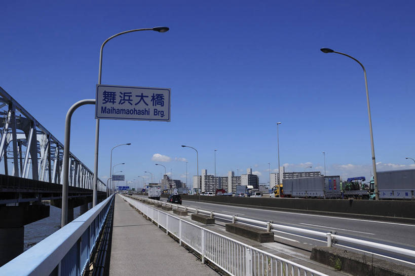 无人,高楼大厦,栏杆,横图,室外,白天,正面,度假,美景,城市风光,城市,大厦,道路,建筑,路,路灯,摩天大楼,公路,汽车,照明,日本,亚洲,许多,阴影,光线,日文,标志,文字,影子,字符,景观,云,云朵,围栏,灯光,分界线,停车线,交通,千叶县,云彩,娱乐,标识,护栏,车,灯,排列,蓝色,白云,蓝天,天空,阳光,交通工具,轿车,天,享受,休闲,景色,放松,晴朗,车行道,车行道分界线,照亮,照明设备,队列,载具,标线,东亚,车行线,本州,关东地方,本州岛,日本国,日语,千叶,浦安市,浦安,晴空,马路,彩图,大楼,高层建筑,高楼,摩天楼,舞滨