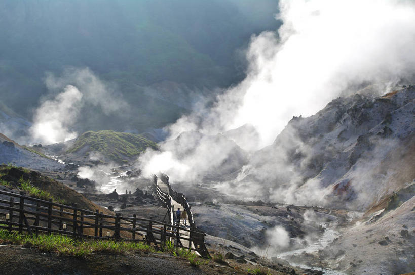 无人,栏杆,横图,室外,白天,正面,旅游,度假,草地,草坪,美景,山,山脉,植物,雾,北海道,日本,亚洲,阴影,沸腾,朦胧,模糊,曲折,弯曲,光线,蒸汽,木板,影子,景观,山峰,围栏,桥,木桥,山峦,水蒸气,雾气,娱乐,护栏,栈桥,草,绿色,阳光,自然,群山,享受,休闲,景色,放松,蜿蜒,人行桥,木板桥,气体,自然风光,东亚,日本国,蒸发,北海道地方,北海道岛,登别市,彩图,登别地狱谷,胆振支厅,地狱谷