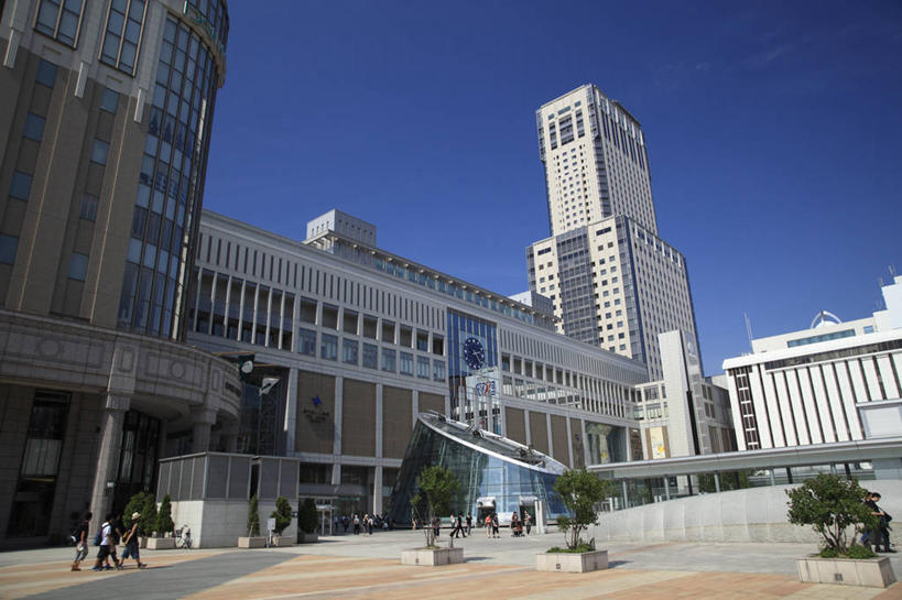 东方人,站,走,横图,室外,白天,仰视,度假,美景,植物,城市风光,城市,道路,路,车站,北海道,日本,亚洲,行人,阴影,服装,时间,光线,时钟,影子,景观,小路,站台,交通,许多人,计时,注视,休闲装,黄种人,娱乐,月台,路人,树,树木,衣服,蓝色,绿色,蓝天,天空,阳光,自然,钟表,天,观察,看,站着,一群人,享受,休闲,休闲服,表,景色,放松,服饰,生长,晴朗,成长,观看,察看,关注,东亚,万里无云,札幌,日本国,北海道地方,北海道岛,县厅,过客,北区,男人,男性,年轻男性,年轻女性,女人,女性,亚洲人,钟,晴空,晴空万里,步行,散步,站立,走路,半身,彩图,低角度拍摄,札幌站,札幌市