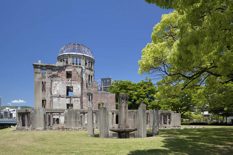 无人,横图,室外,白天,正面,旅游,度假,草地,草坪,名胜古迹,植物,标志建筑,地标,建筑,广岛县,日本,亚洲,阴影,遗迹,光线,影子,云,云朵,云彩,古迹,文物,娱乐,建设,古建筑,草,树,树木,蓝色,绿色,白云,蓝天,天空,阳光,自然,天,享受,休闲,旅游胜地,放松,生长,晴朗,成长,古文明,东亚,本州,本州岛,日本国,广岛和平纪念公园,広岛,中国地方,广岛和平纪念碑,广岛和平纪念馆,原爆纪念馆,原爆圆顶塔,原子弹爆炸圆顶屋,晴空,彩图