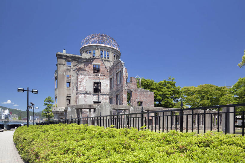 无人,栏杆,横图,室外,白天,正面,旅游,度假,草地,草坪,名胜古迹,植物,标志建筑,道路,地标,建筑,路,广岛县,日本,亚洲,阴影,遗迹,光线,影子,云,云朵,围栏,小路,交通,云彩,古迹,文物,娱乐,建设,古建筑,护栏,草,树,树木,蓝色,绿色,白云,蓝天,天空,阳光,自然,天,享受,休闲,旅游胜地,放松,生长,晴朗,成长,古文明,东亚,本州,本州岛,日本国,广岛和平纪念公园,広岛,中国地方,广岛和平纪念碑,广岛和平纪念馆,原爆纪念馆,原爆圆顶塔,原子弹爆炸圆顶屋,晴空,彩图