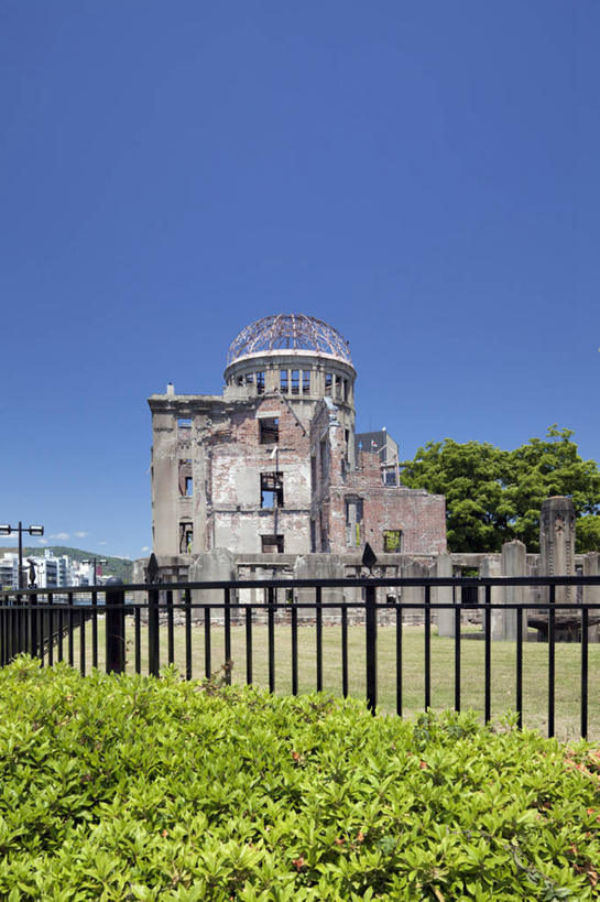 无人,栏杆,竖图,室外,白天,正面,旅游,度假,草地,草坪,名胜古迹,植物,标志建筑,地标,建筑,广岛县,日本,亚洲,阴影,遗迹,光线,影子,云,云朵,围栏,云彩,古迹,文物,娱乐,建设,古建筑,护栏,草,树,树木,蓝色,绿色,白云,蓝天,天空,阳光,自然,天,享受,休闲,旅游胜地,放松,生长,晴朗,成长,古文明,东亚,本州,本州岛,日本国,广岛和平纪念公园,広岛,中国地方,广岛和平纪念碑,广岛和平纪念馆,原爆纪念馆,原爆圆顶塔,原子弹爆炸圆顶屋,晴空,彩图