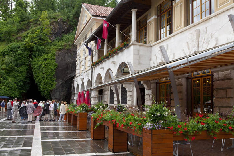 西方人,家,站,横图,室外,白天,正面,度假,美景,植物,窗户,城市风光,城市,道路,路,旗帜,欧洲,斯洛文尼亚,欧洲人,一排,许多,行人,游客,游人,握,阴影,服装,整齐,光线,盆栽,伞,影子,雨伞,房屋,屋子,景观,公寓,小路,盆景,交通,许多人,注视,休闲装,娱乐,旗子,阳伞,洋房,楼房,路人,旅客,玻璃窗,住宅,树,树木,排列,衣服,红色,绿色,阳光,自然,观察,看,站着,一群人,享受,休闲,休闲服,景色,放松,握着,服饰,生长,成长,观看,察看,队列,关注,中欧,旌旗,旗号,斯洛文尼亚共和国,过客,男人,男性,年轻男性,年轻女性,女人,女性,白种人,站立,彩图,全身,房子,波斯托伊纳