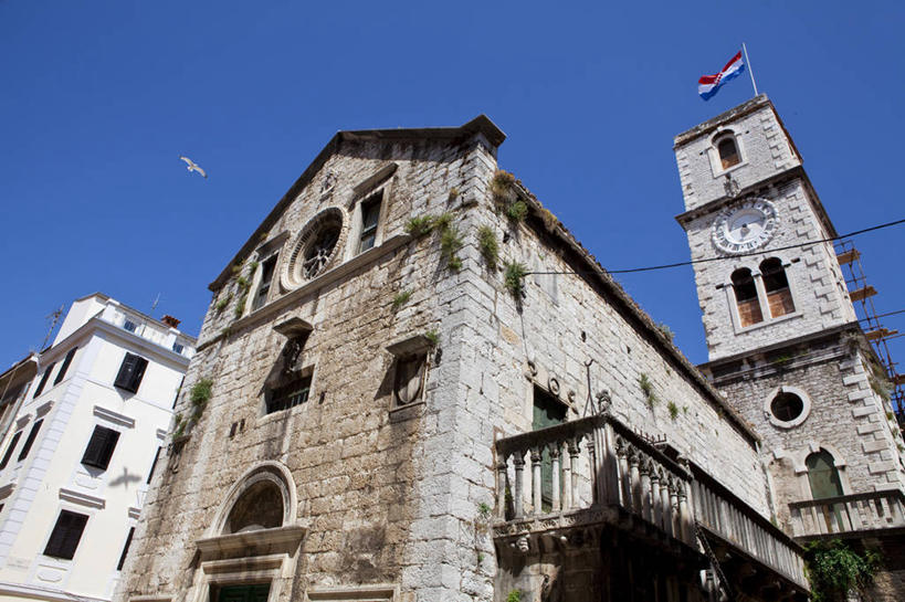 无人,教堂,横图,室外,白天,仰视,旅游,度假,名胜古迹,植物,标志建筑,地标,建筑,旗帜,欧洲,克罗地亚,阴影,节日,遗迹,光线,影子,古迹,文化,文物,娱乐,旗子,建设,古建筑,蓝色,绿色,蓝天,天空,阳光,自然,天,祈祷,享受,休闲,健康,旅游胜地,放松,许愿,宗教,信仰,生长,晴朗,成长,纪念,祈求,基督教,天主教,信念,古文明,万里无云,旌旗,旗号,克罗地亚共和国,达尔马提亚,达尔马提亚群岛,平安,晴空,晴空万里,彩图,低角度拍摄,大教堂,礼拜堂,希贝尼克.克宁县