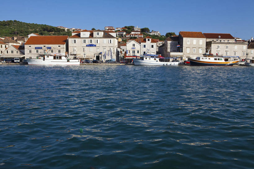 无人,家,横图,室外,白天,正面,度假,海浪,海洋,美景,山,山脉,植物,城市风光,城市,克罗地亚,阴影,光线,影子,房屋,屋子,景观,浪花,山峰,山峦,娱乐,楼房,住宅,树,树木,蓝色,绿色,蓝天,天空,阳光,自然,海水,群山,天,享受,休闲,景色,放松,生长,晴朗,成长,海景,万里无云,克罗地亚共和国,达尔马提亚,达尔马提亚群岛,大海,风浪,海,海水的波动,近岸浪,涌浪,晴空,晴空万里,彩图,房子,特罗吉尔